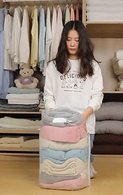 🔥【收納省空間神器🧺】免抽氣真空壓縮袋 不用手泵、不用電泵,單純滾壓就能排出空氣,操作零門檻超省事🥳!加厚耐撕材質,防刺穿不漏氣,棉被、羽絨服、厚外套、玩偶都能裝,壓縮後體積直接縮小一半,衣櫃、床底瞬間騰出超多儲放空間✨。密封條緊實鎖氣,隔濕防潮、防黴防蟲,梅雨季再也不怕衣物發霉有異味,租房、小家必囤收納好物👍 - 5